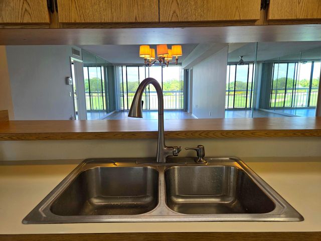 2421 VILLAGE Boulevard 303, West Palm Beach, FL 33409