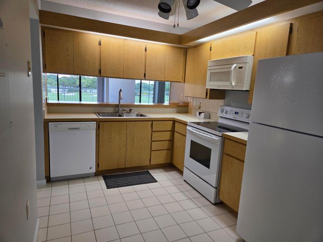 2421 VILLAGE Boulevard 303, West Palm Beach, FL 33409