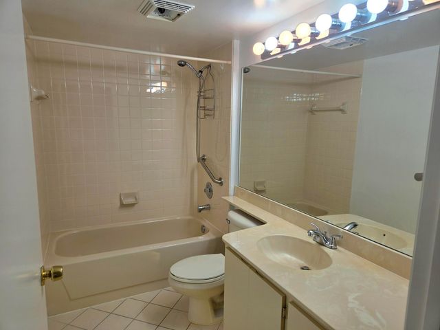 2421 VILLAGE Boulevard 303, West Palm Beach, FL 33409
