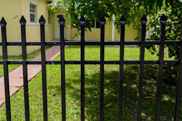 298 NW 104th St, Miami, FL 33150