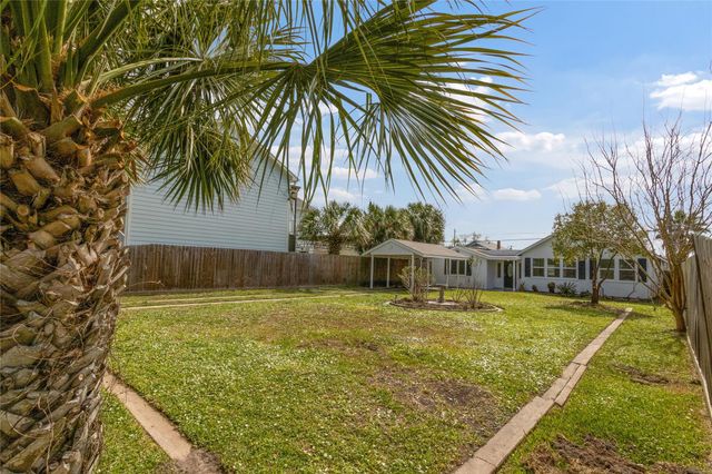 5515 Avenue R, Galveston, TX 77551