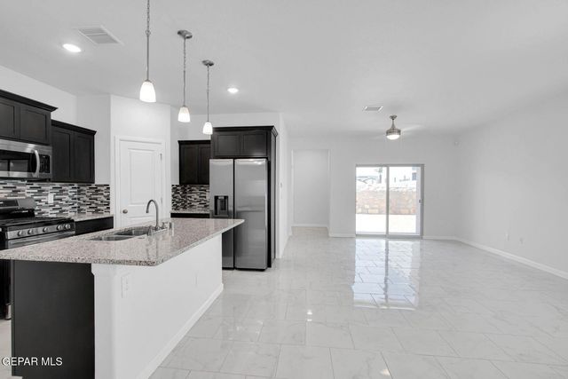 912 BRASS HILL Avenue, Santa Teresa, NM 88008