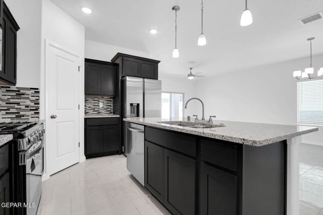 912 BRASS HILL Avenue, Santa Teresa, NM 88008