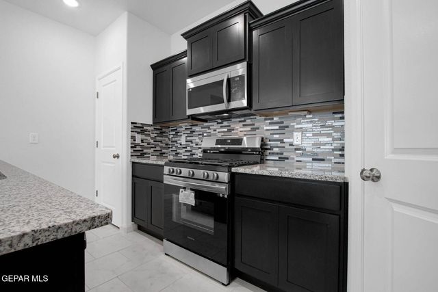 912 BRASS HILL Avenue, Santa Teresa, NM 88008