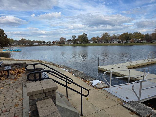 6 Stone Bridge Court, Schaumburg, IL 60193