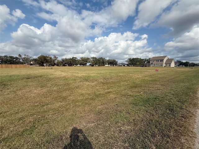 902 Lakeland Circle, Rosharon, TX 77583