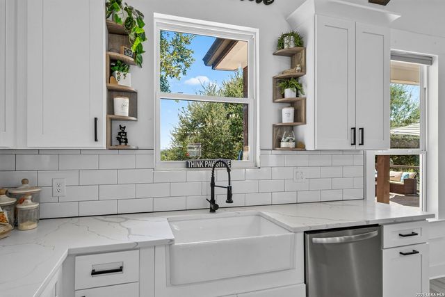 335 SADDLE MOUNTAIN DR, Boerne, TX 78006
