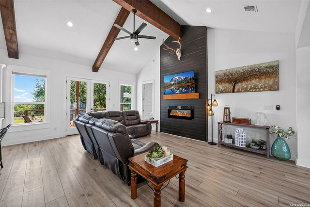 335 SADDLE MOUNTAIN DR, Boerne, TX 78006