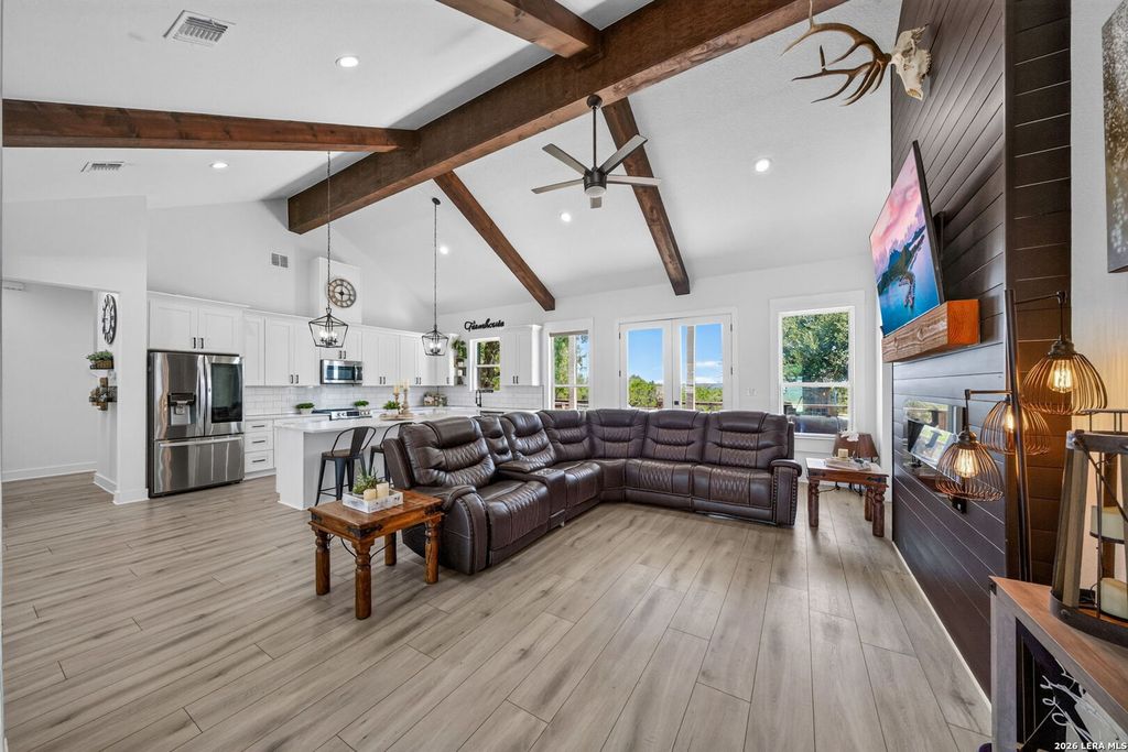 335 SADDLE MOUNTAIN DR, Boerne, TX 78006