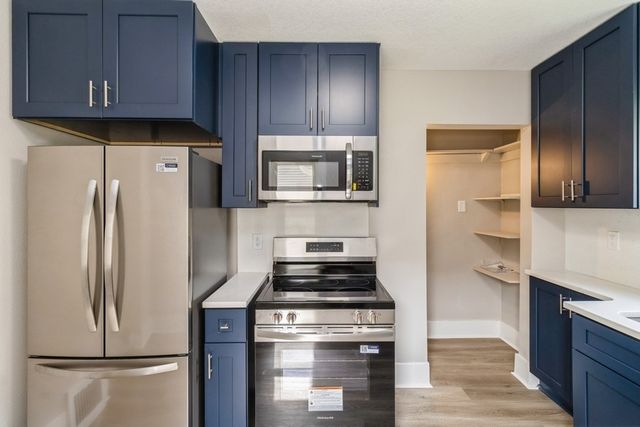 8 E Wall Avenue, Des Moines, IA 50315