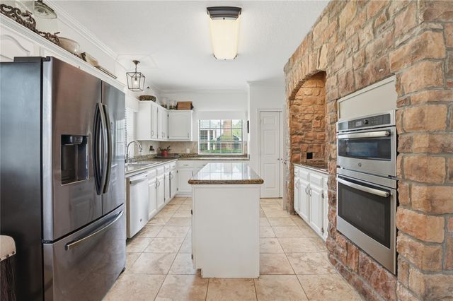 1501 W Castlewood Avenue, Friendswood, TX 77546