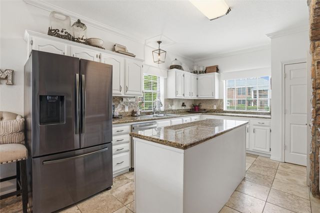 1501 W Castlewood Avenue, Friendswood, TX 77546
