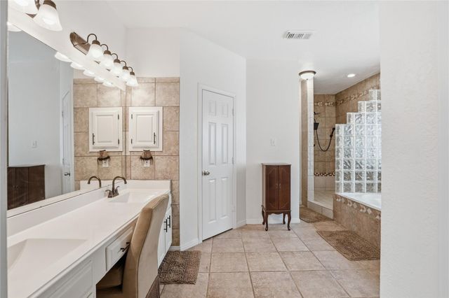 1501 W Castlewood Avenue, Friendswood, TX 77546