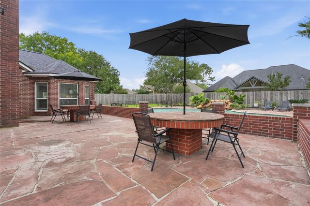 1501 W Castlewood Avenue, Friendswood, TX 77546