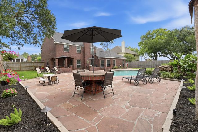 1501 W Castlewood Avenue, Friendswood, TX 77546