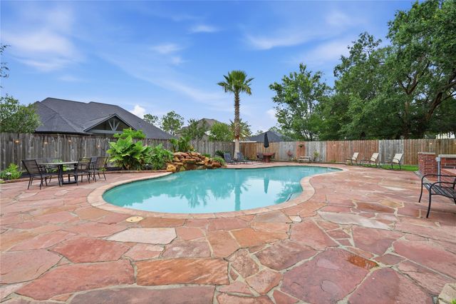 1501 W Castlewood Avenue, Friendswood, TX 77546