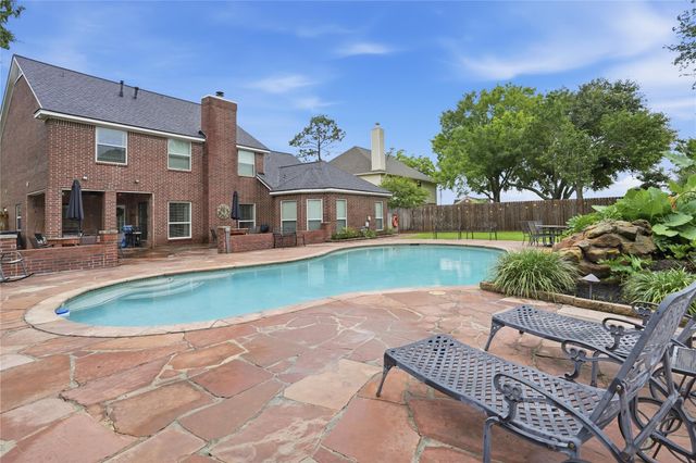 1501 W Castlewood Avenue, Friendswood, TX 77546