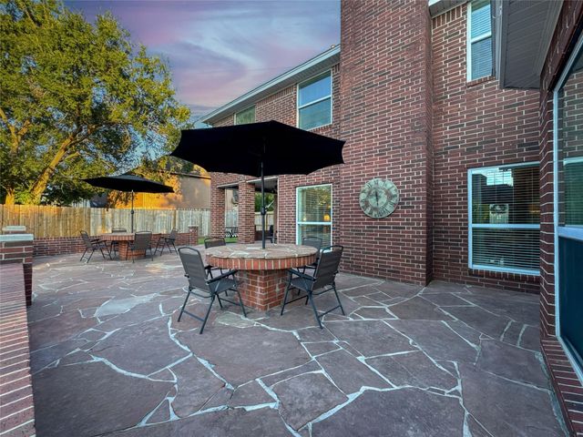 1501 W Castlewood Avenue, Friendswood, TX 77546