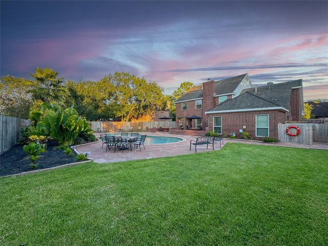 1501 W Castlewood Avenue, Friendswood, TX 77546