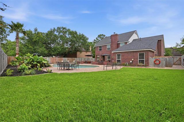 1501 W Castlewood Avenue, Friendswood, TX 77546