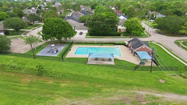 1501 W Castlewood Avenue, Friendswood, TX 77546