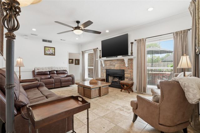 1501 W Castlewood Avenue, Friendswood, TX 77546