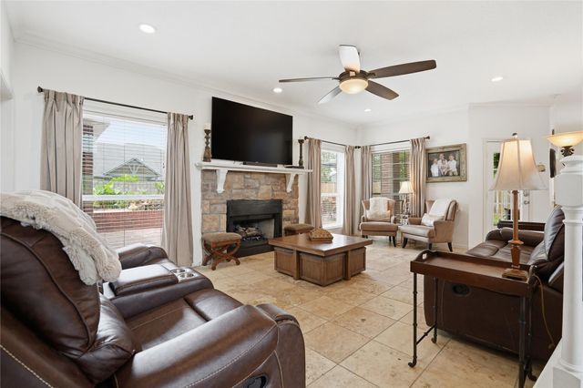 1501 W Castlewood Avenue, Friendswood, TX 77546