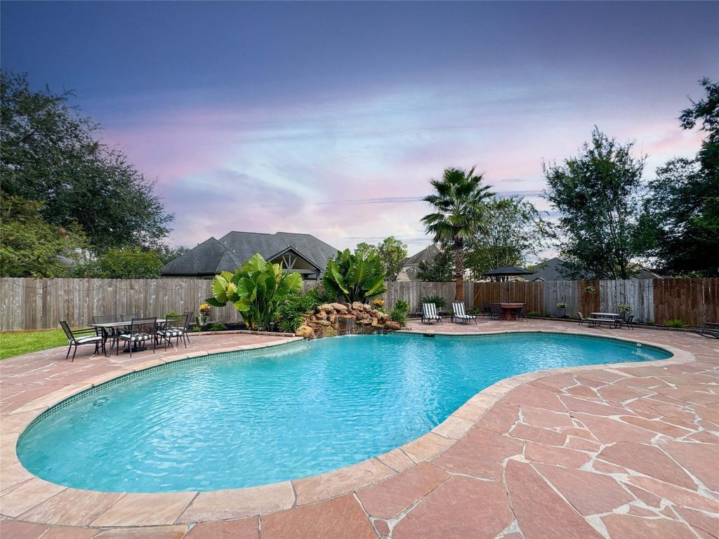 1501 W Castlewood Avenue, Friendswood, TX 77546
