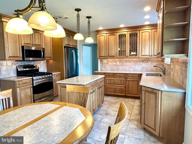 760 PARMENTIER RD, Warminster, PA 18974