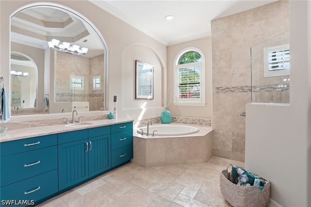 6453 Costa CIR, Naples, FL 34113