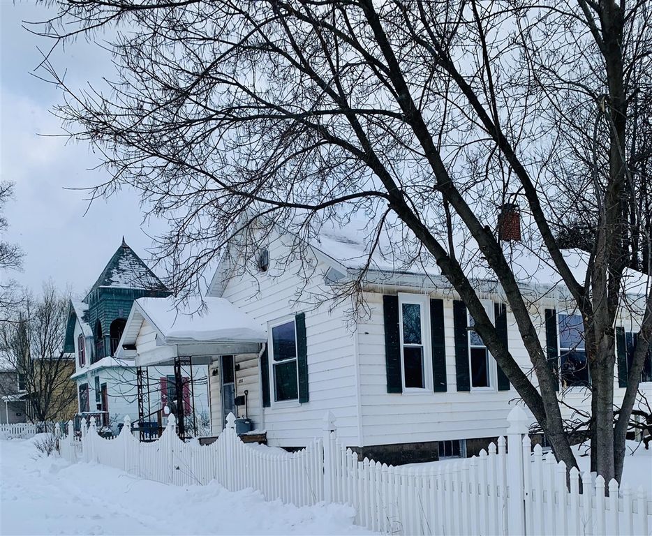 328 4th Street, Manistee, MI 49660