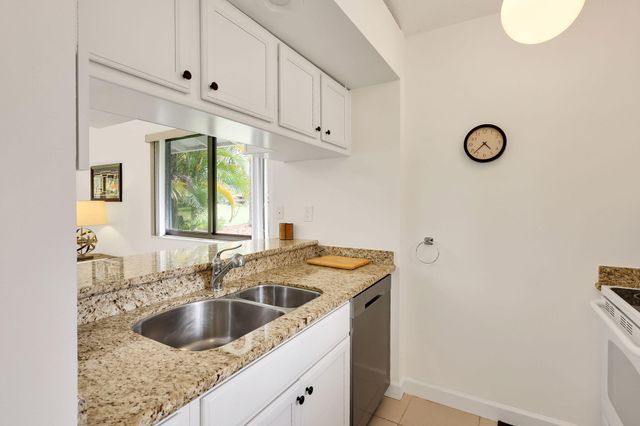 526 Club Drive, Palm Beach Gardens, FL 33418
