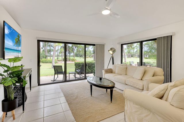 526 Club Drive, Palm Beach Gardens, FL 33418