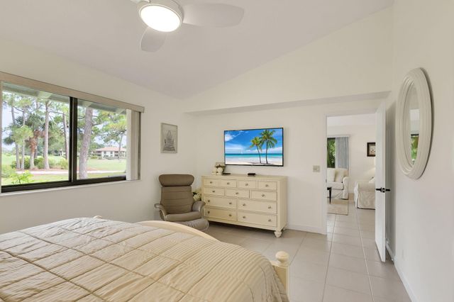 526 Club Drive, Palm Beach Gardens, FL 33418