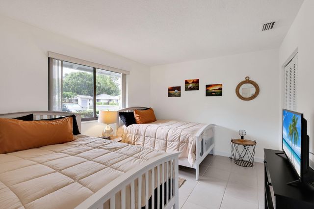 526 Club Drive, Palm Beach Gardens, FL 33418