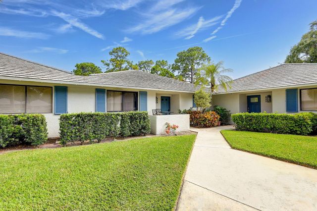 526 Club Drive, Palm Beach Gardens, FL 33418