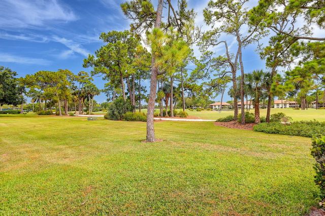 526 Club Drive, Palm Beach Gardens, FL 33418