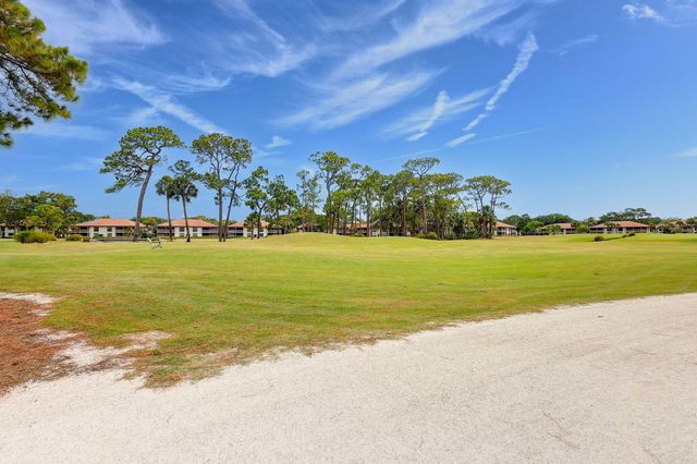 526 Club Drive, Palm Beach Gardens, FL 33418