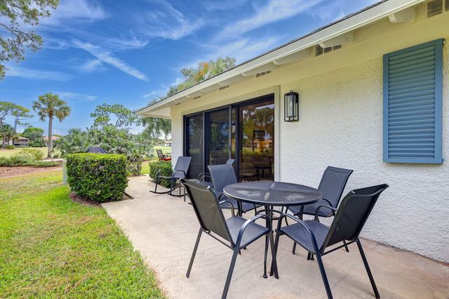 526 Club Drive, Palm Beach Gardens, FL 33418