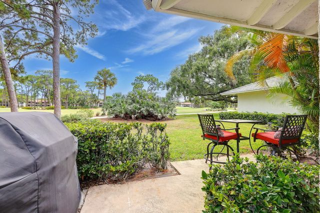 526 Club Drive, Palm Beach Gardens, FL 33418