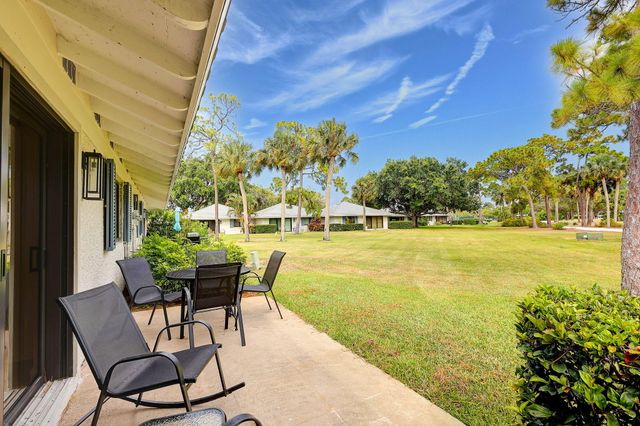 526 Club Drive, Palm Beach Gardens, FL 33418