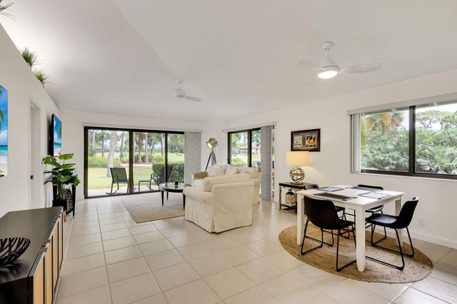526 Club Drive, Palm Beach Gardens, FL 33418