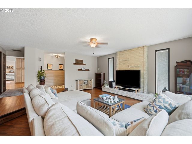 20340 BEAVERCREEK Rd, Oregon City, OR 97045