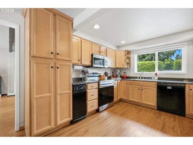 20340 BEAVERCREEK Rd, Oregon City, OR 97045