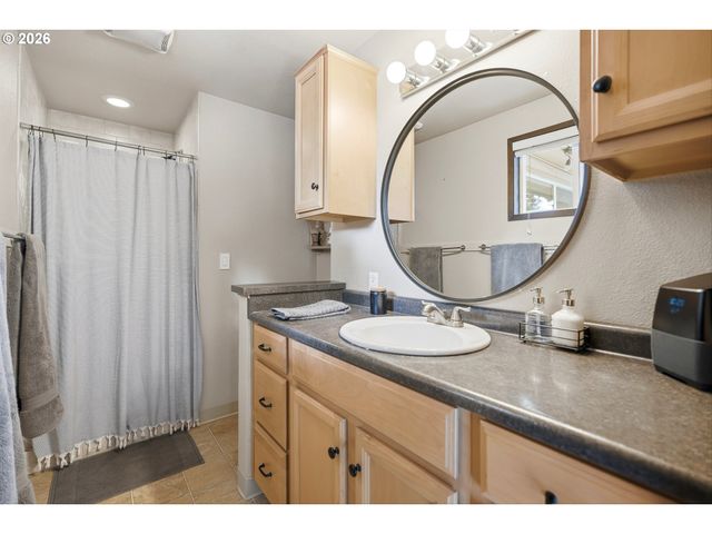 20340 BEAVERCREEK Rd, Oregon City, OR 97045