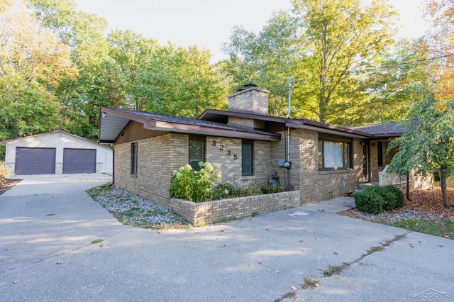 3235 Oakland Drive, Clare, MI 48617