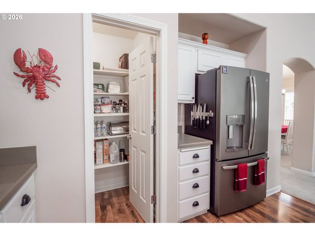 5548 Jeffrey Way, Eugene, OR 97402