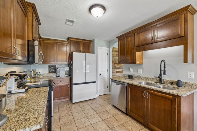 1075 Freedom Dr, Clarksville, TN 37042