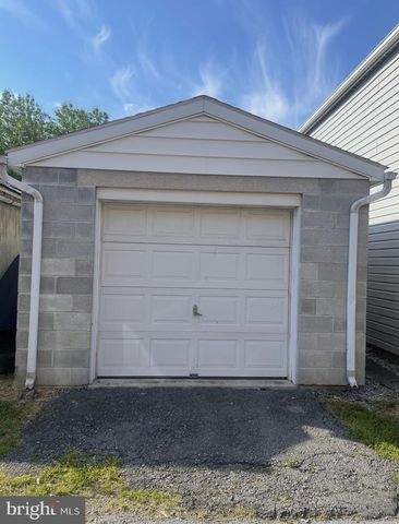 49 E WASHINGTON ST, Topton, PA 19562