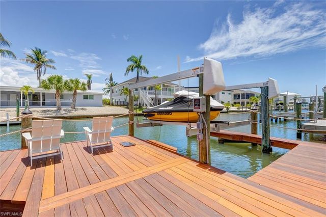 370 Bayland RD, Fort Myers Beach, FL 33931